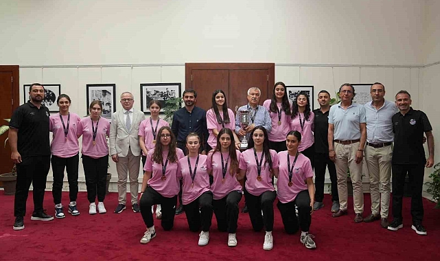 U16 Kız Basketbol Takımı'nın 5 oyuncusu ve takımın antrenörü milli takım kampına davet edildi