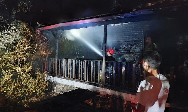 Yanan bungalovu gönüllü itfaiyeciler söndürdü