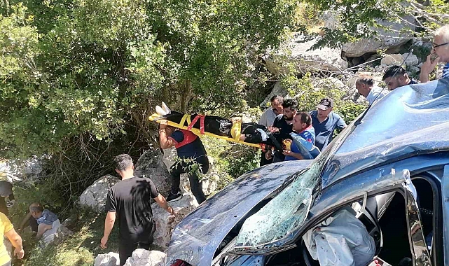 Yayla yolunda otomobil uçuruma yuvarlandı: 5 yaralı