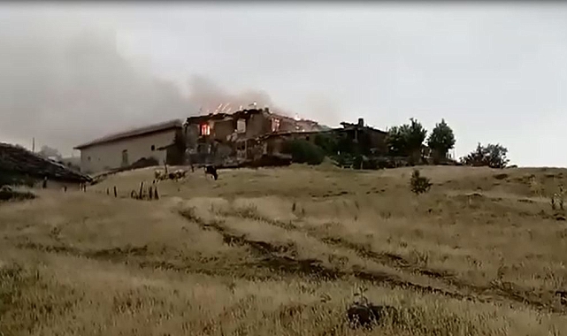 Yıldırım düşen evde yangın çıktı, fırtınadan çatılar uçtu
