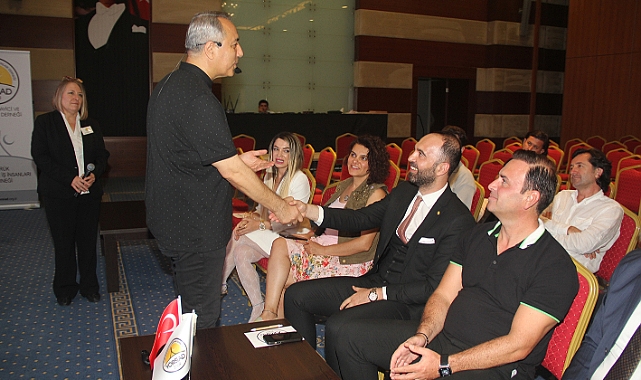 Dr. Murat Kaplan, YÖRSİAD'a İş Dünyasında Beden Dilinin Gücünü Anlattı!