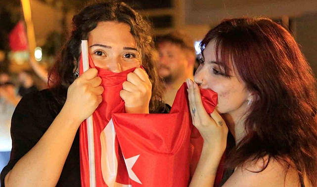 A Milli Takım'ın Avusturya galibiyeti Antalya sokaklarını şenlik alanına döndürdü