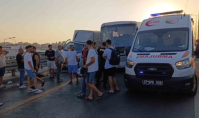 Açılan arka kapağının kapatılması için duran kamyonet faciaya sebep oldu: 1 ölü, 3 yaralı