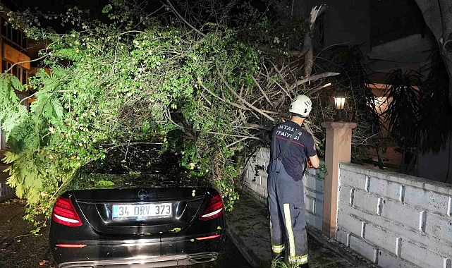 Antalya Büyükşehir'den fırtınaya hızlı müdahale