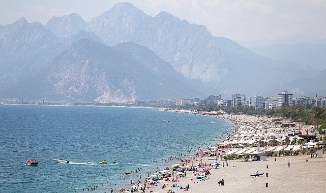 Antalya'da sıcak hava ve nem etkili oluyor