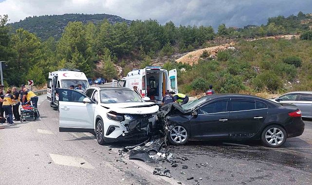 Antalya'da 2 araç kafa kafaya çarpıştı: 7 yaralı