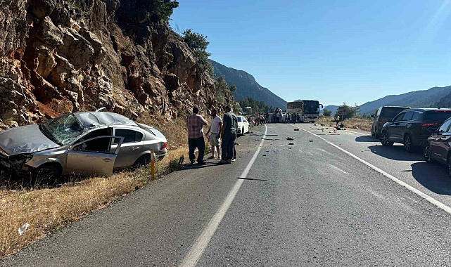 Antalya'da 4 araç birbirine girdi: 4 yaralı