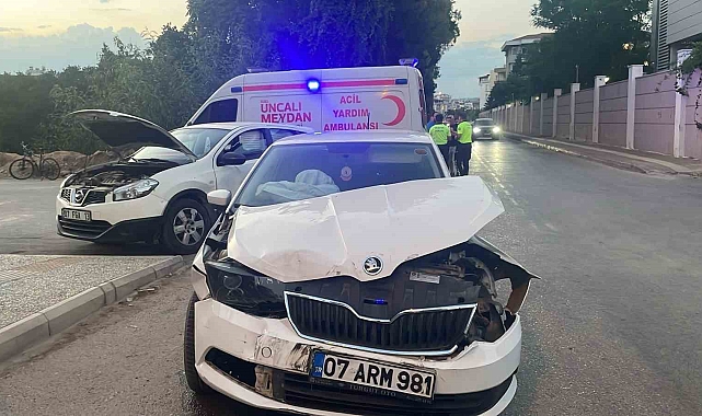 Antalya'da iki otomobil kafa kafaya çarpıştı: 1 yaralı