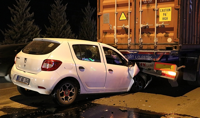Antalya'da Korkutan Kaza: Otomobil TIR'ın Altına Girdi, Sürücü Mucizevi Şekilde Kurtuldu