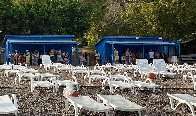 Antalya'da yağmur tatilcilere zor anlar yaşattı, gökkuşağı teselli oldu