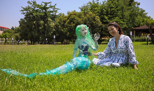 Antalya'da Yaşayan Güzel Amirova, Plastik Atıkları Heykele Dönüştürüyor