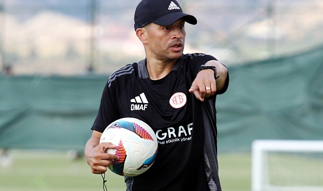 Antalyaspor Teknik Direktörü Alex de Souza: Arda Güler yükselerek devam edecek