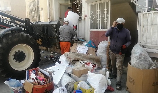 Apartman sakinleri kötü kokuyu ihbar etti, çöp ev beş saate temizlendi