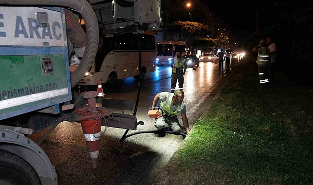 ASAT ekipleri yağmur suyu hatlarını temizliyor