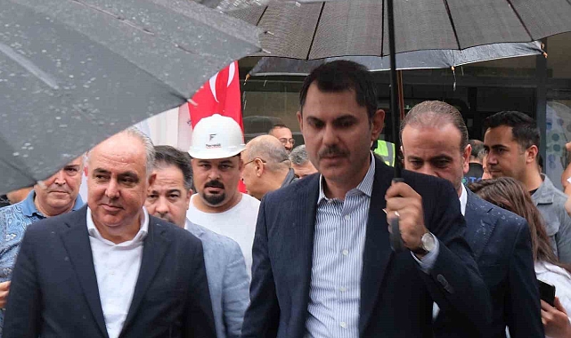 Bakan Kurum, TOKİ konutlarına yerleşen depremzedeleri ziyaret etti