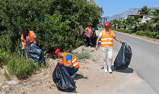 Başkan, gönüllü personelle sokakta çöp topladı