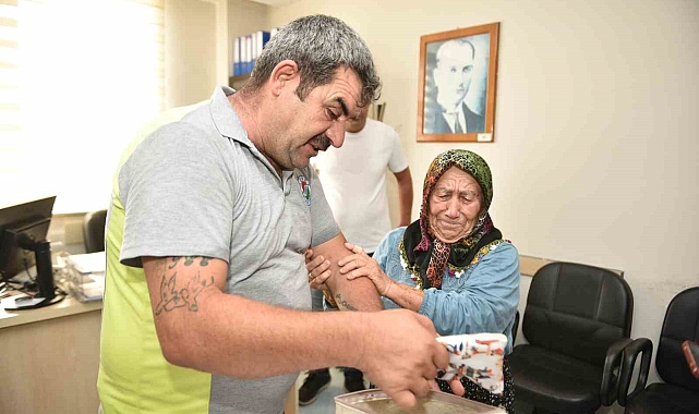 Belediye personelinden yaşlı kadını sevinç gözyaşına boğan davranış