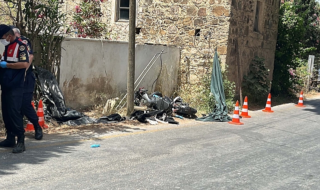 Bodrum'da hafif ticari araçla çarpışan motosikletteki 2 kişi öldü