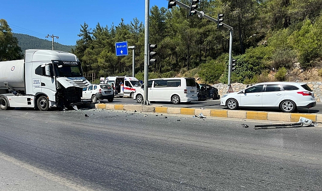 Bodrum'da kavşakta ışık ihlali yapan TIR, otomobile çarptı; 1 ölü, 1 yaralı