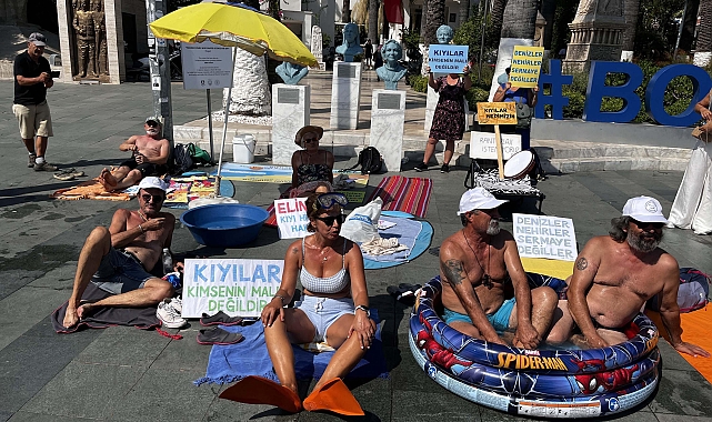 Bodrum'da kıyı işgaline karşı Belediye Meydanı'nda şezlonglu, havlulu ve havuzlu eylem