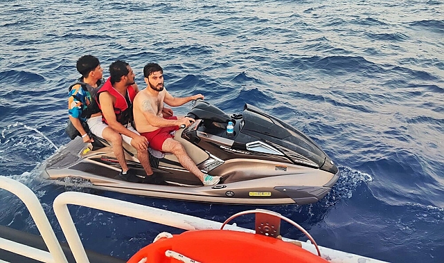 Bodrum'da lastik botta 39, jet skide 3 kaçak göçmen yakalandı