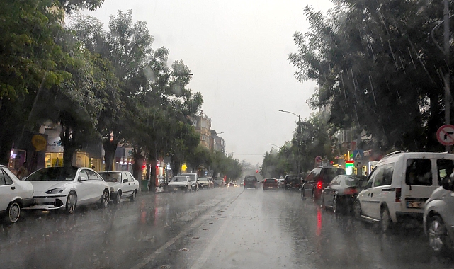 Burdur'da sağanak su baskınlarına neden oldu