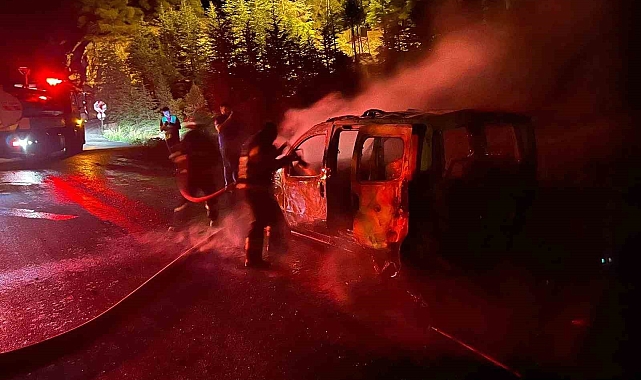 Burdur'da seyir halindeki hafif ticari araç alevlere teslim oldu