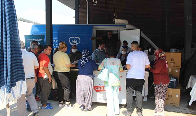 Büyükşehir Belediyesi'nin aşure ikramları sürüyor