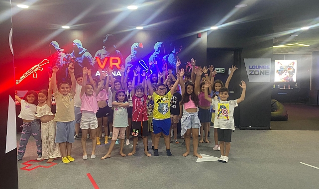 Çocuklar Antalya'daki VR ARENA Kulübünde Sanal Gerçeklikle Tanıştı