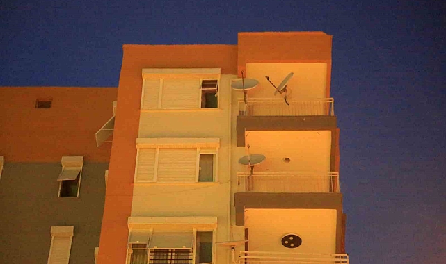 Evi ateşe verip 5 saat direndi, Özel Harekat polisinin omuzlarında binadan çıkartıldı