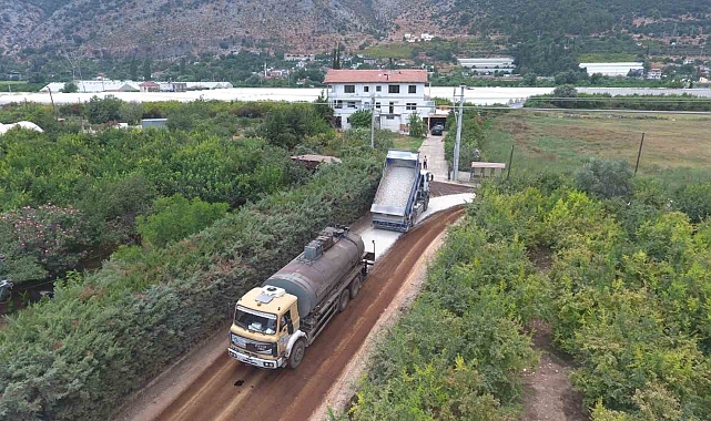 Finike'de 3 mahallede sathi kaplama asfalt çalışması