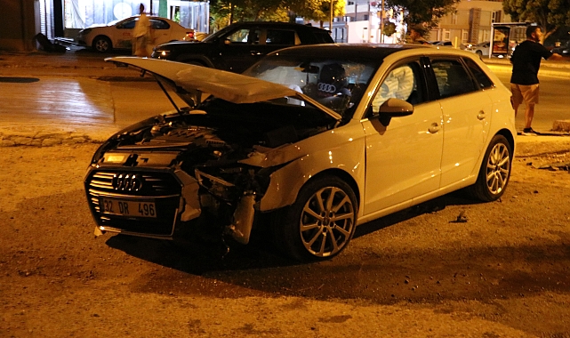 İki araç kafa kafaya çarpıştı