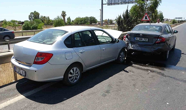 İki otomobilin çarpıştığı kazada şans eseri kimsenin burnu kanamadı