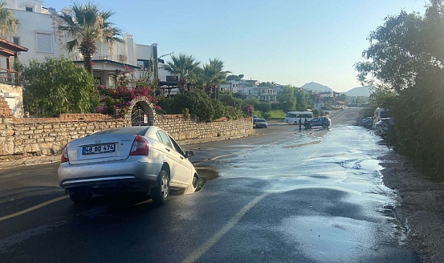 isale hattı patladı; otomobil oluşan çukura düştü