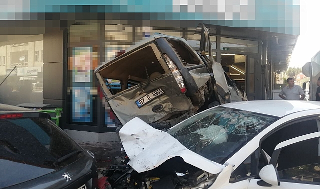 Isparta'da araçlar birbirine girdi, ortalık savaş alanına döndü: 3 yaralı