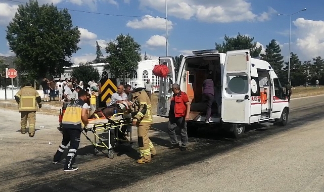 Isparta'da otomobil ile akülü bisiklet çarpıştı: 3 yaralı