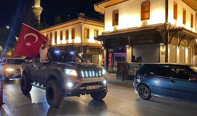 Ispartalılar, Avusturya galibiyetini uzun araç konvoyuyla kutladı