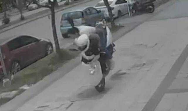 Kaldırım taşı kalkınca motosikletteki genç kızlar yere çakıldı