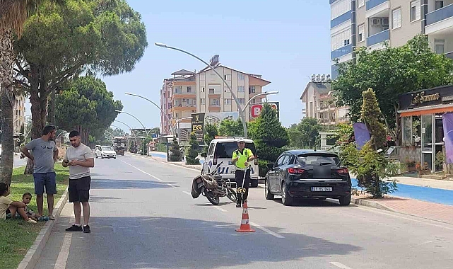 Kargo aracının açılan kapısı motosiklet sürücüsünü hastanelik etti: 1 yaralı