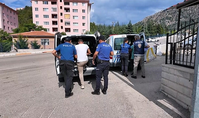 Kendilerini polis olarak tanıtıp evlerden hırsızlık yapan 2 şahıs yakalandı