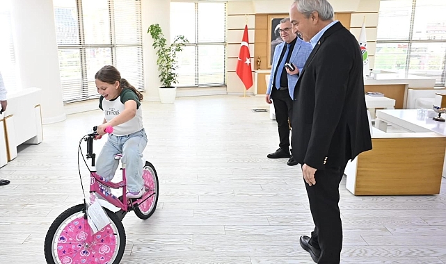 Kepez Belediye Başkanı Mesut Kocagöz'den küçük Seher'e bisiklet sürprizi