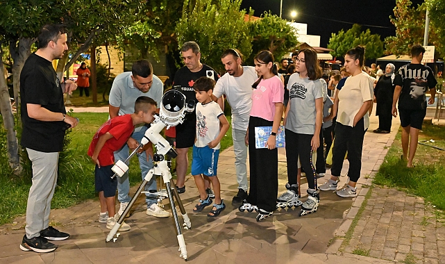 Kepezli çocuklar uzayı gözlemliyor