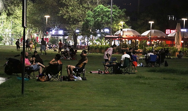 Konyaaltı Sahili akşam da hareketli