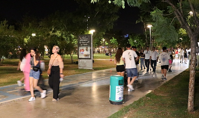 Konyaaltı Sahili, akşam saatlerinde de dolu