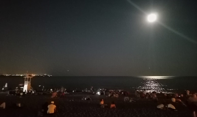 Konyaaltı Sahili’nde Gece Mesaisi