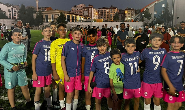 Küçük futbolcuların şampiyonluk sevinci