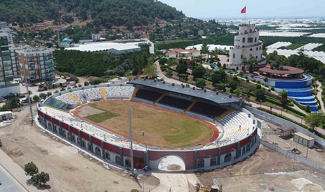 Kumluca Atatürk Stadyumu'nda son rötuşlar yapılıyor