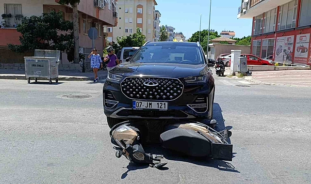 Lüks cipin çarptığı motosikletli ölümden döndü