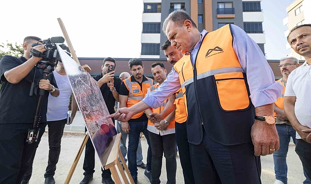 Mersin'de Büyükşehir Belediyesinin yol yapım çalışmaları sürüyor