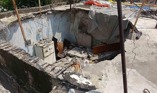 Mersin'de sağanak yağış sonrası bir evin damı çöktü